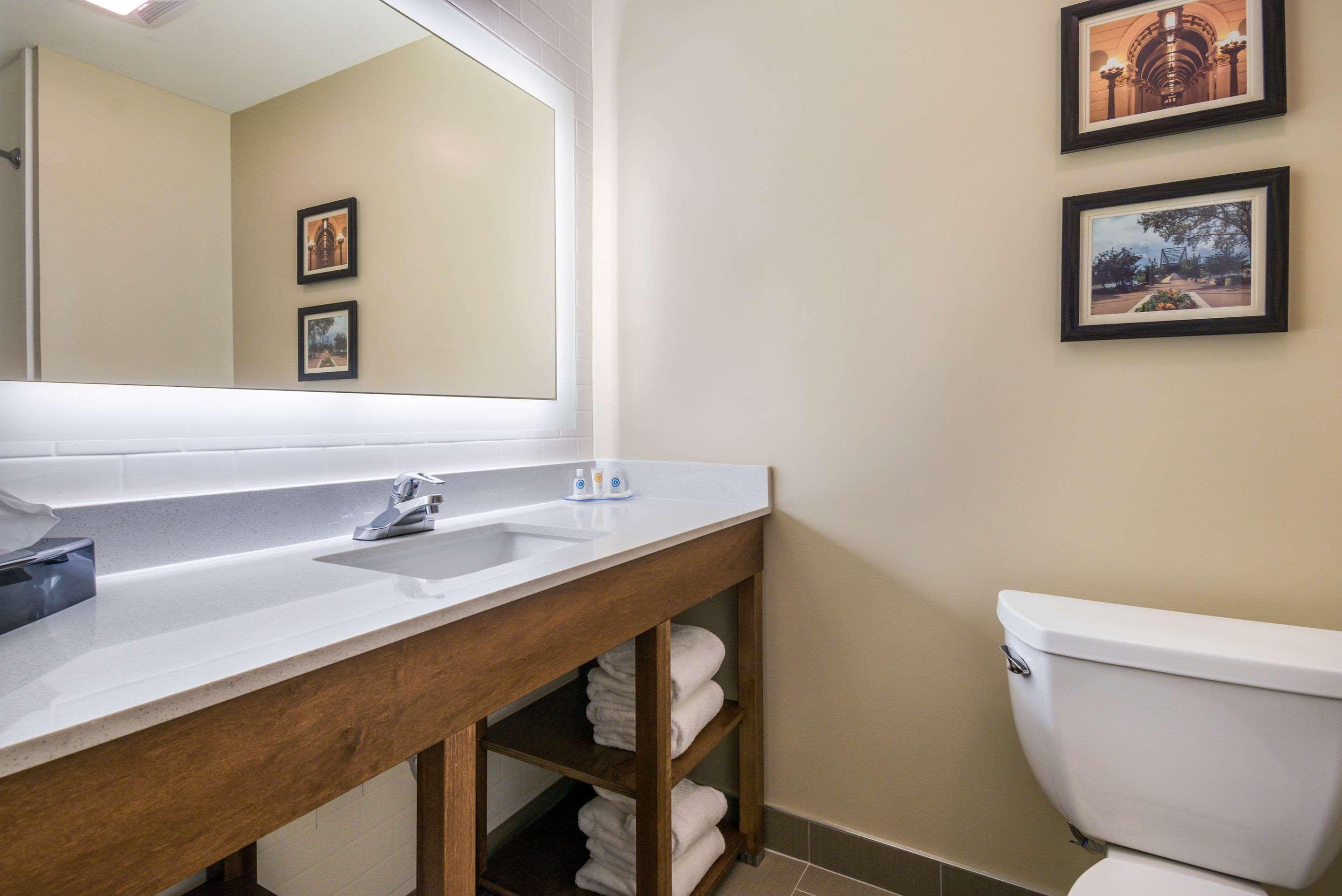 Comfort Inn & Suites Harrisburg - Hershey West Exteriör bild