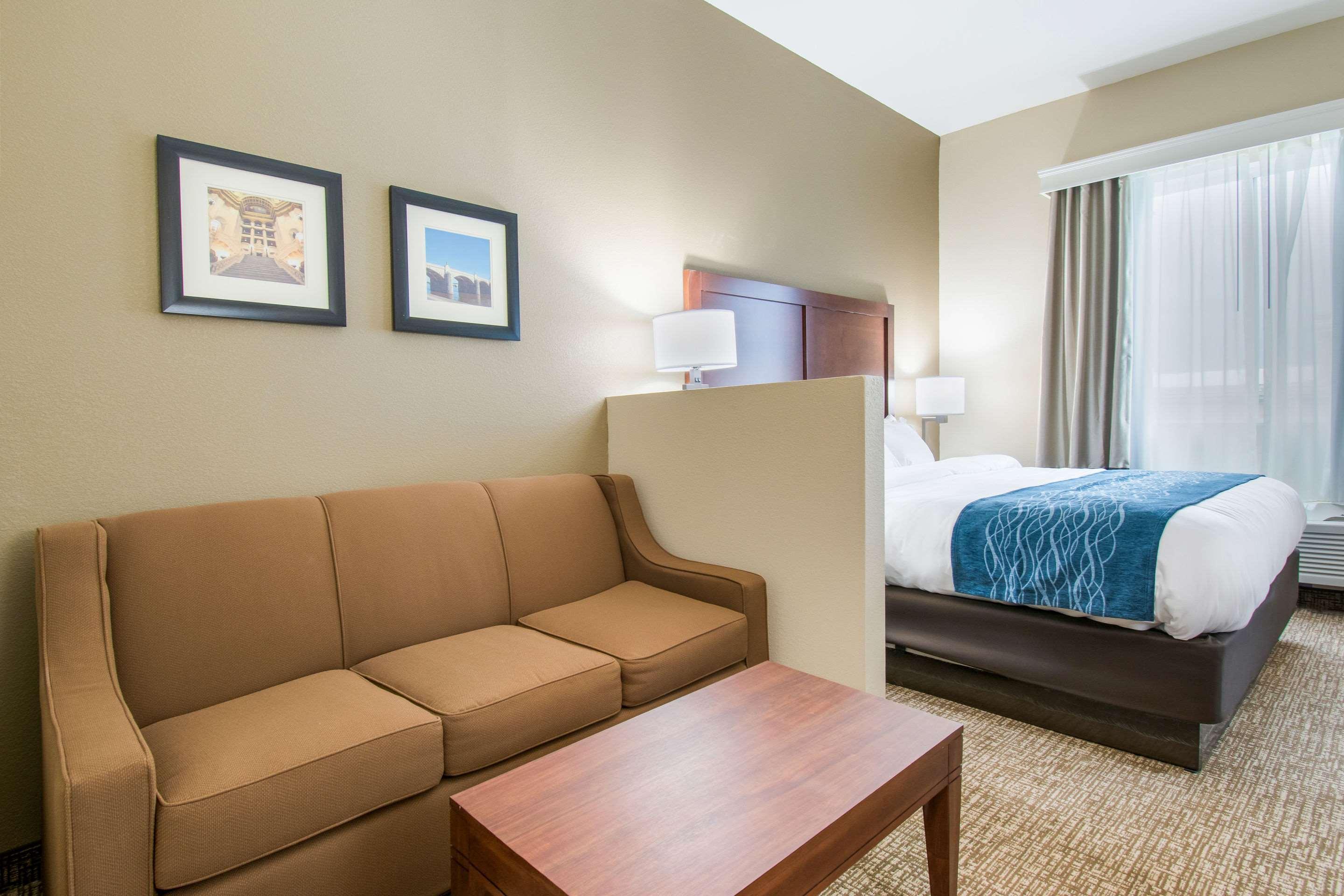 Comfort Inn & Suites Harrisburg - Hershey West Exteriör bild