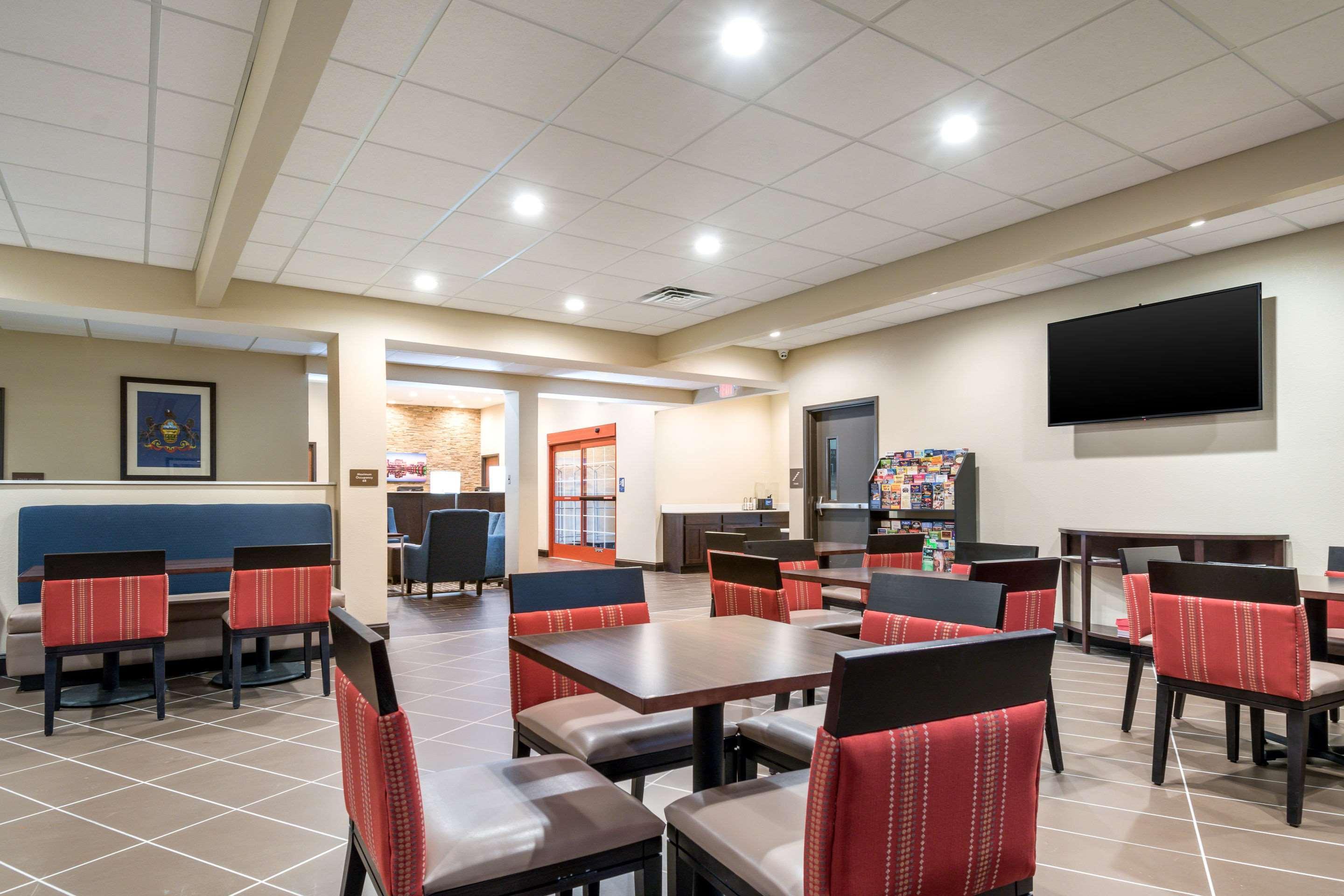 Comfort Inn & Suites Harrisburg - Hershey West Exteriör bild