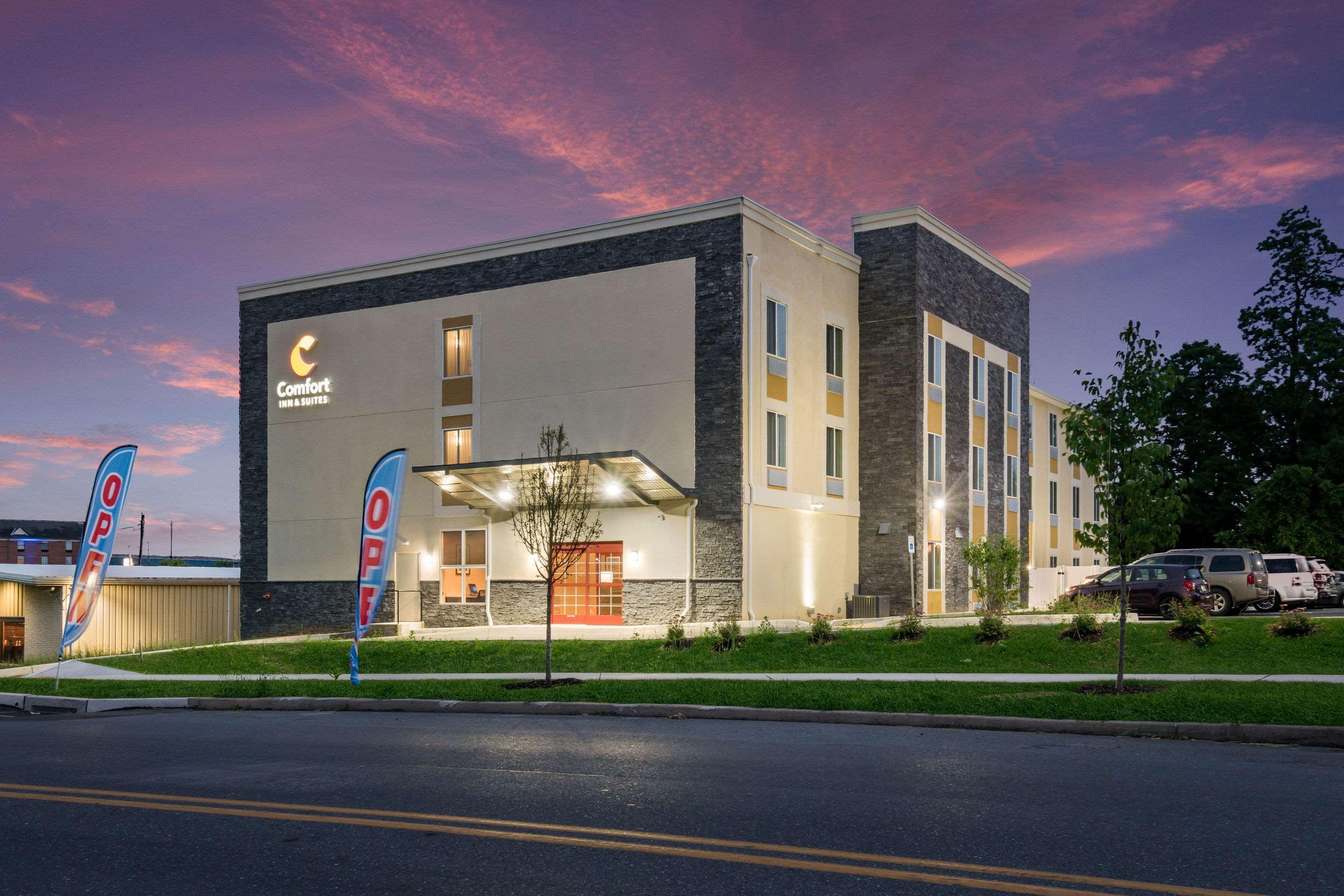 Comfort Inn & Suites Harrisburg - Hershey West Exteriör bild