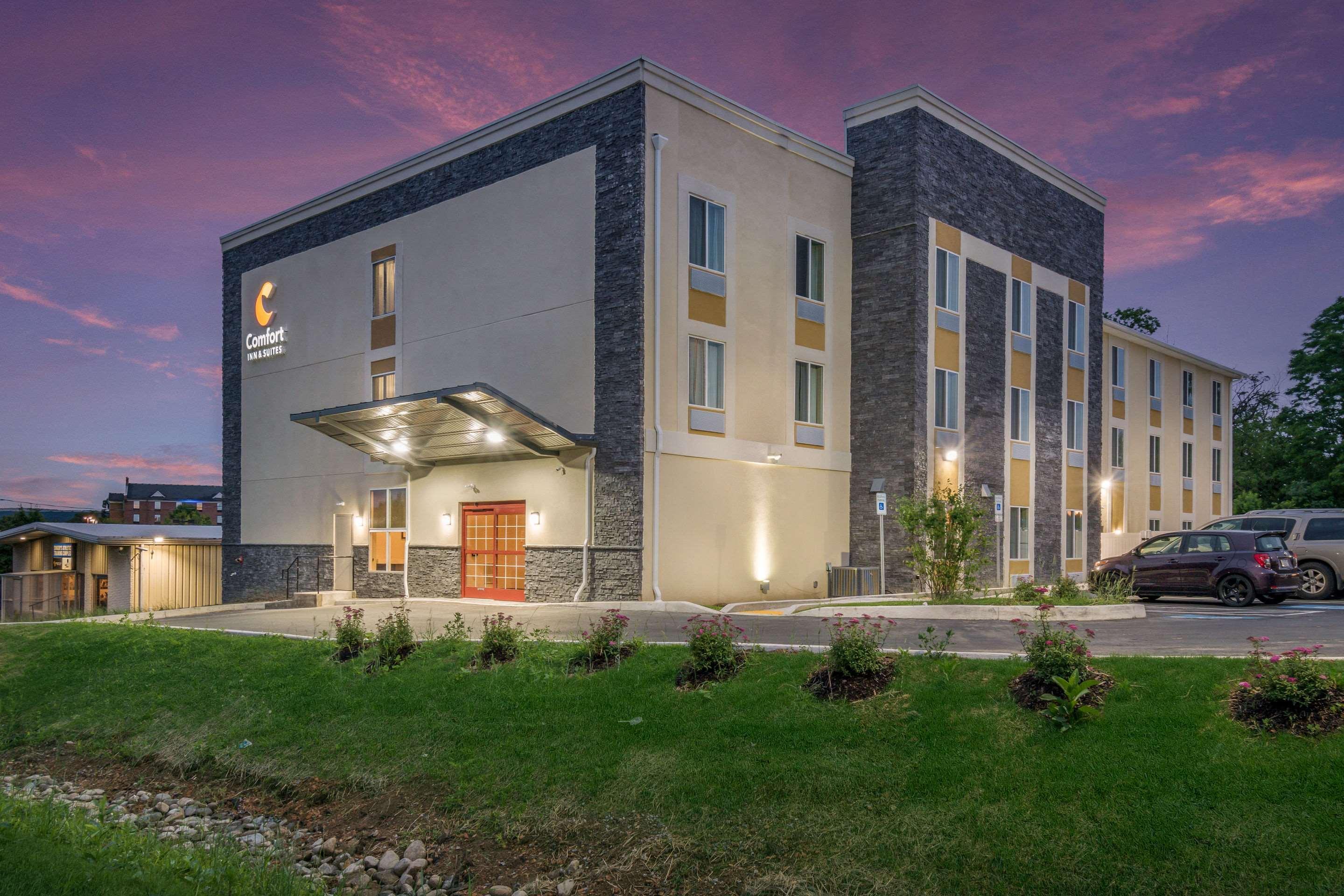 Comfort Inn & Suites Harrisburg - Hershey West Exteriör bild