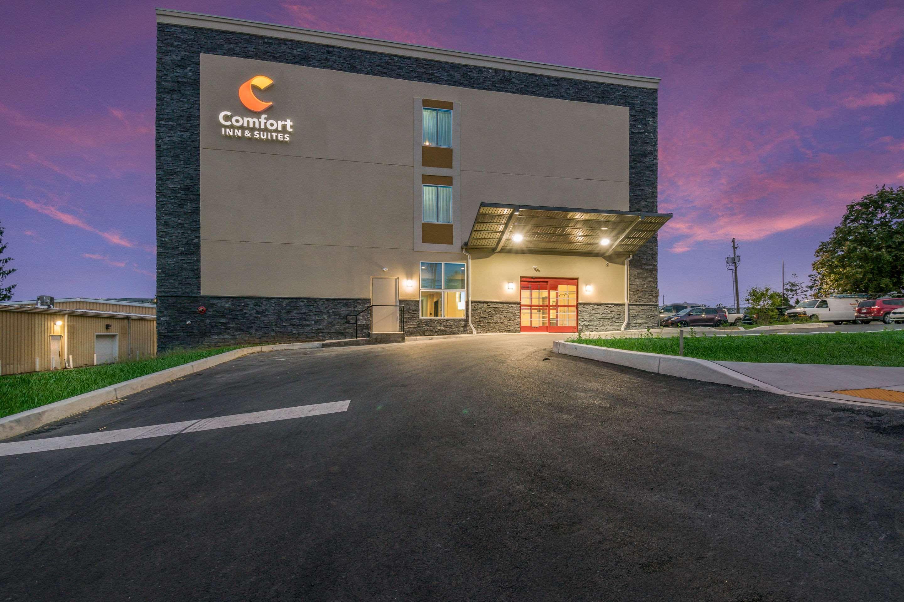 Comfort Inn & Suites Harrisburg - Hershey West Exteriör bild