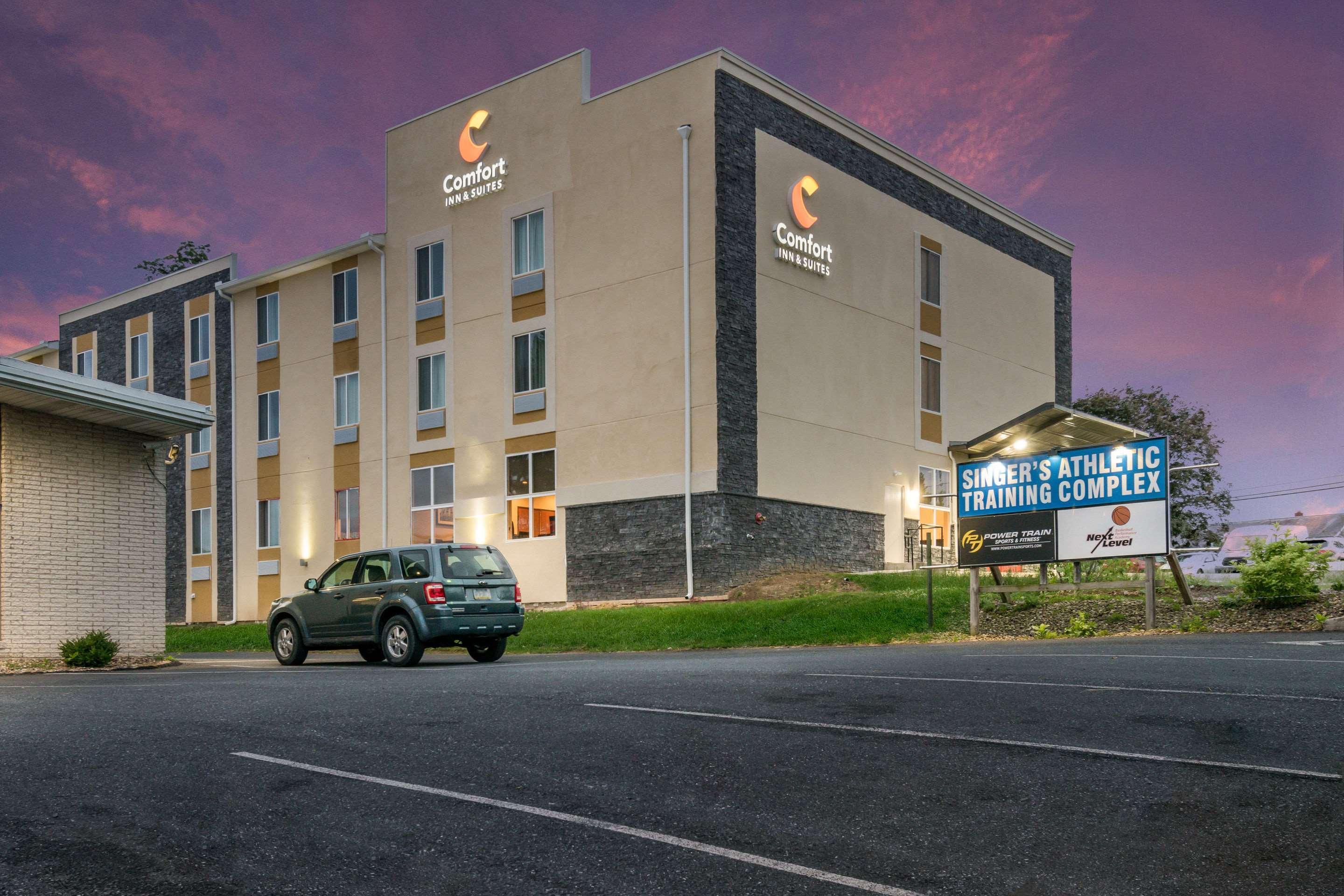 Comfort Inn & Suites Harrisburg - Hershey West Exteriör bild